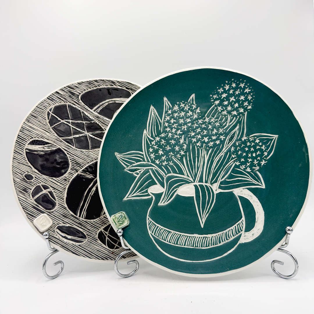 Per tutti: piatto sgraffito monocromo