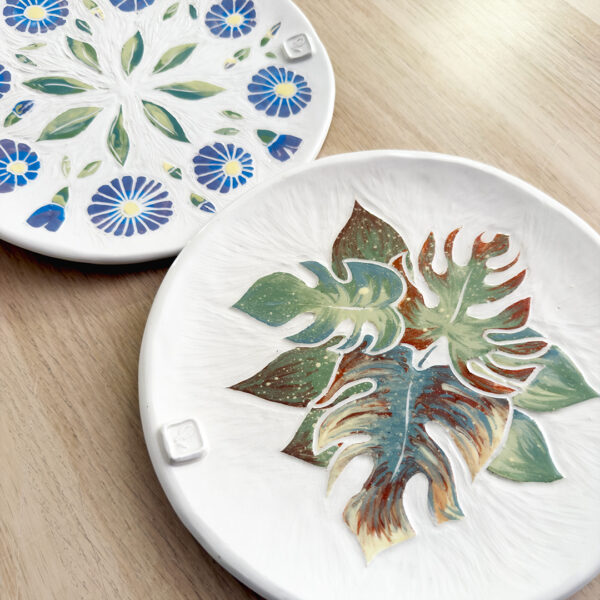 Per tutti: piatto sgraffito floreale
