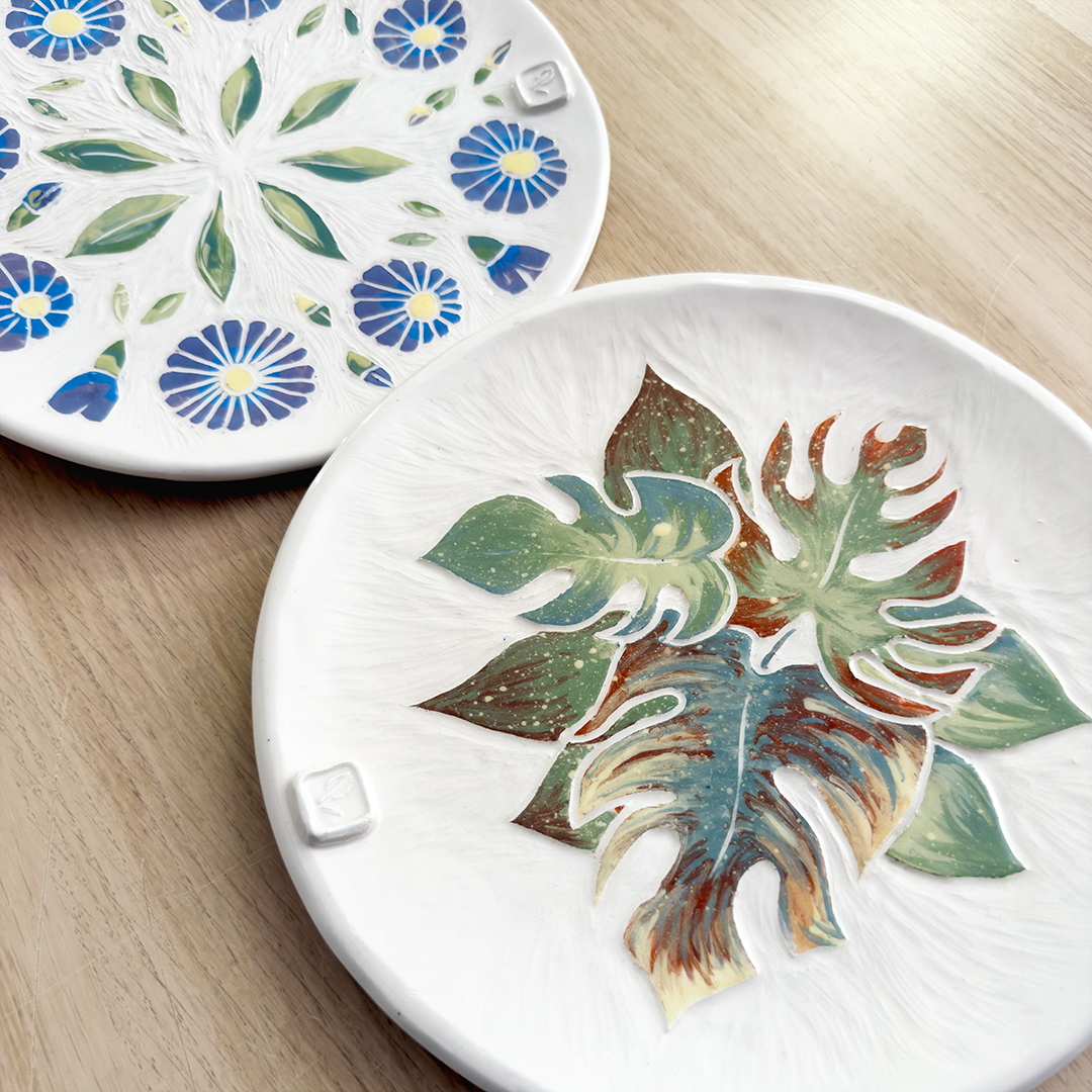 Per tutti: piatto sgraffito floreale